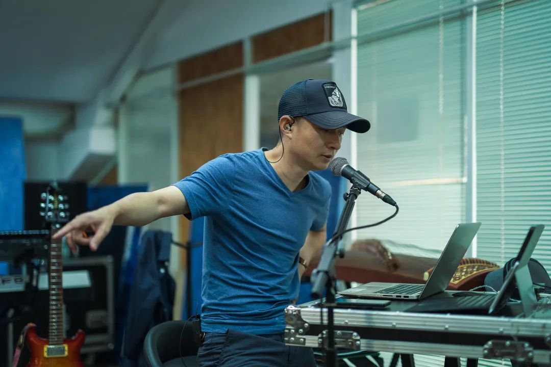 化,直到2000年找到主唱蒋凡,三人组合的形式固定下来,与非门