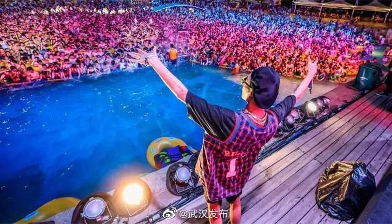 外媒关注武汉水上音乐节,网友称应学习中国严格的防疫策略