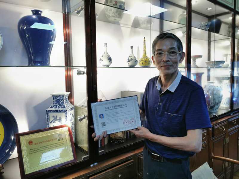 来深30载他成长为文物鉴定师,收藏古瓷逾六百件,讲述收藏故事