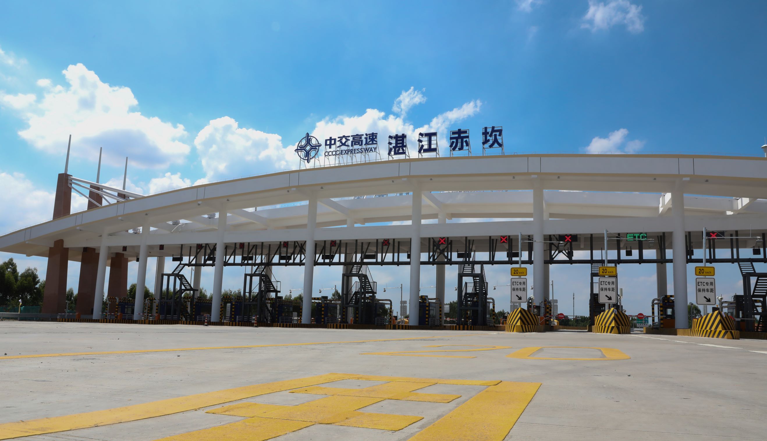 一是经海湾大桥至汕湛高速的坡头收费站或者广湛高速的官渡收费站,二