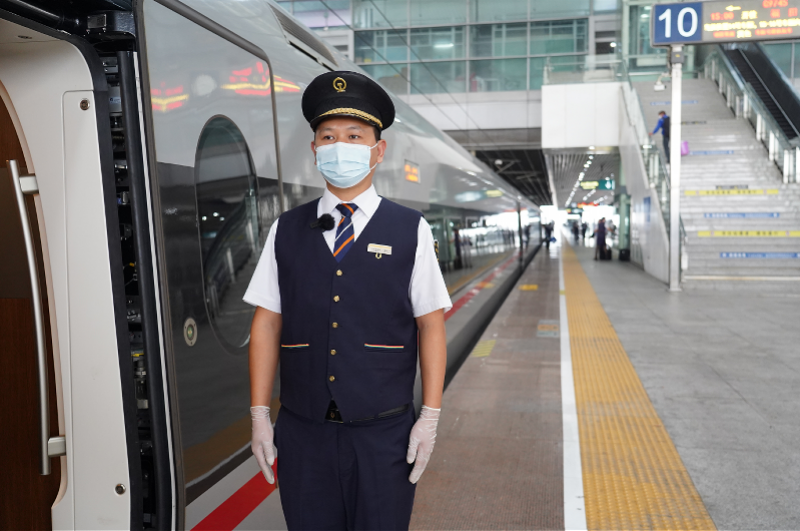 当天9时,一列崭新的时速350公里和谐号高速列车从广州北站呼啸北上