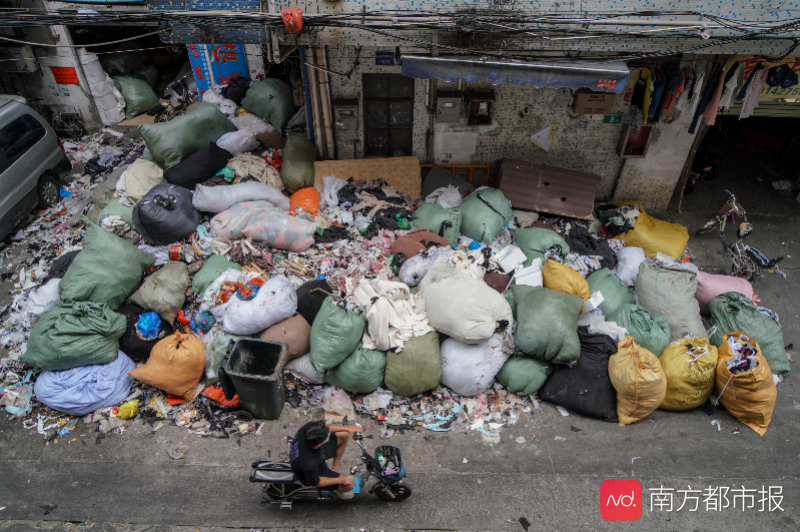 广州海珠城中村现大量碎布垃圾!有关部门正加班加点清运