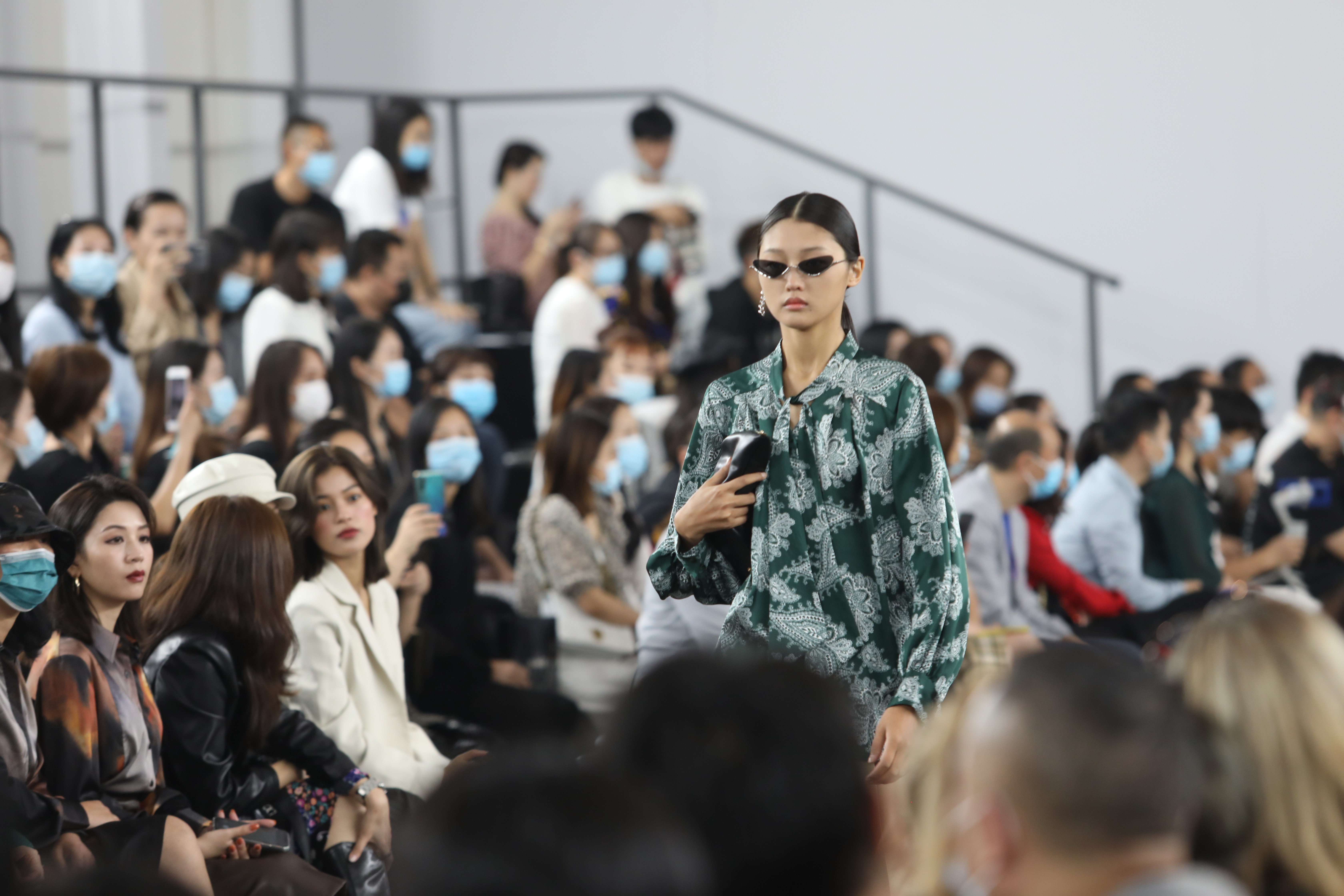 龙华服装企业受邀参加深圳时装周发布2021春夏新品