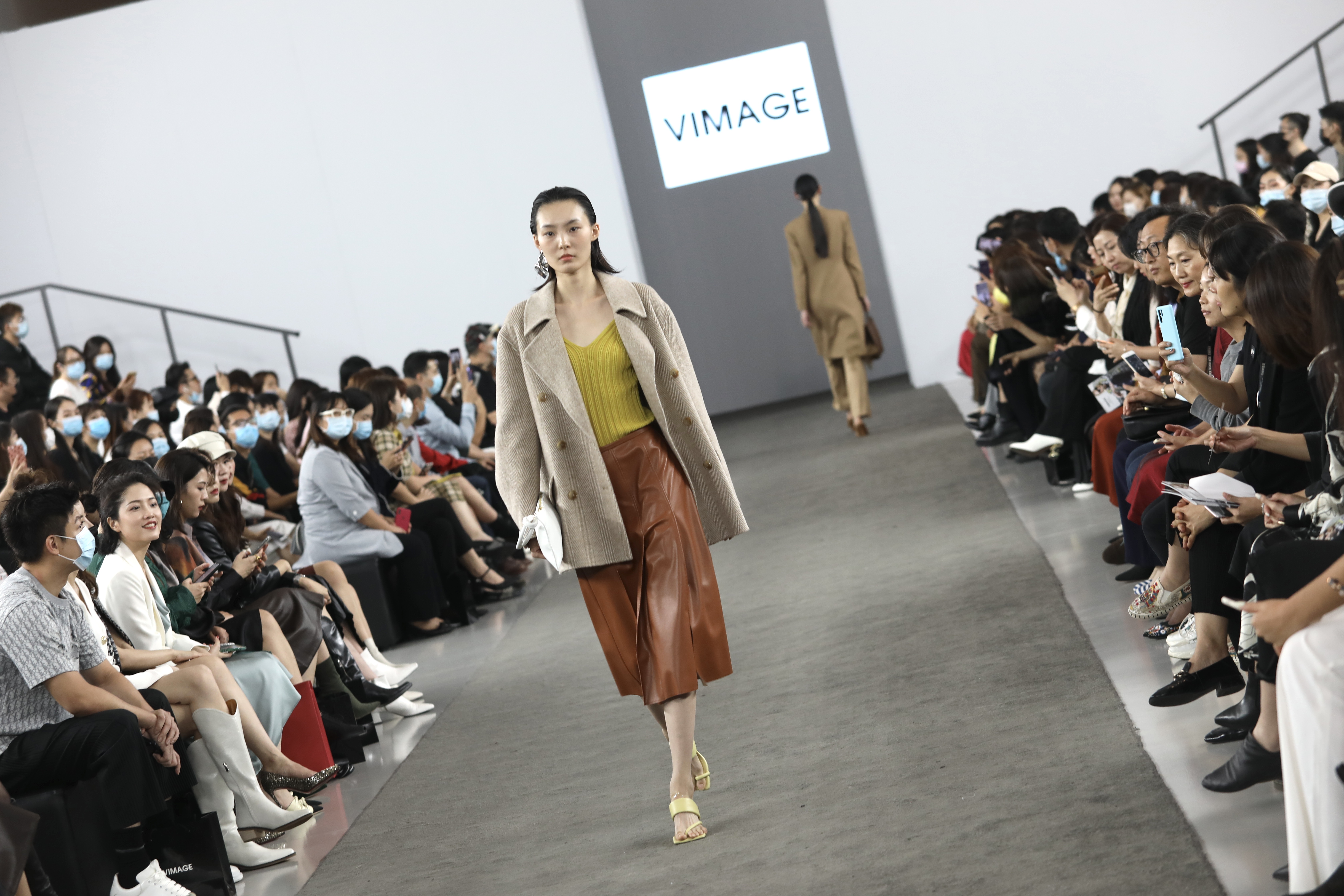 龙华服装企业受邀参加深圳时装周发布2021春夏新品