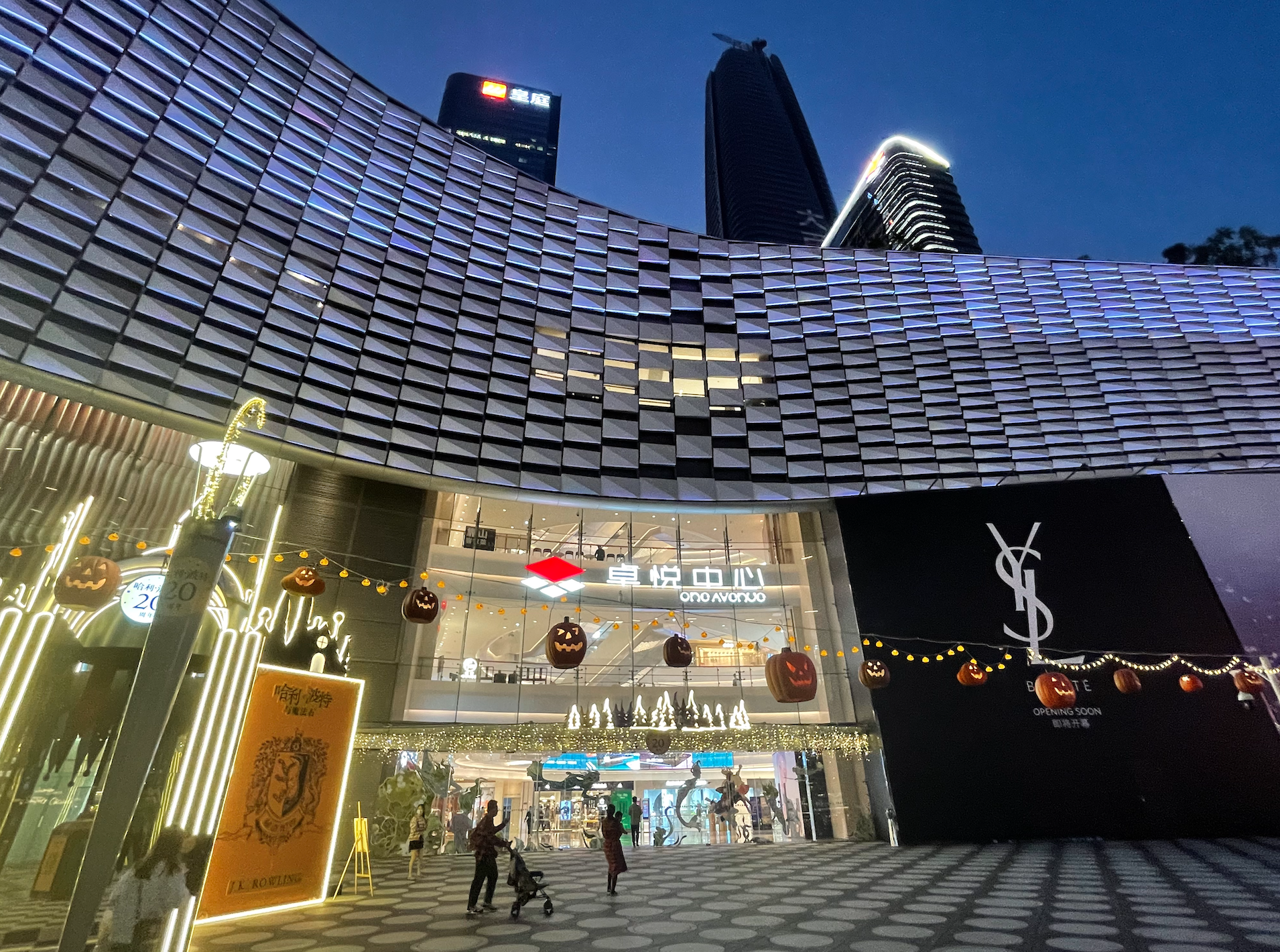 众所周知,深圳会展中心是各大mall的集合地,有皇庭广场,中心城,卓悦in