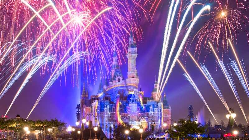 上海迪士尼将举办跨年限时烟花秀2021和烟花一同绽放