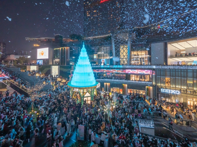 2020年12月11日,广州天环广场,商场在中央位置制造飘雪,吸引市民来