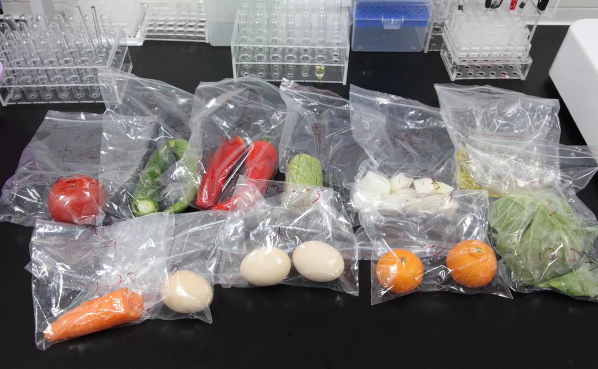 工作人员采集的食材样品