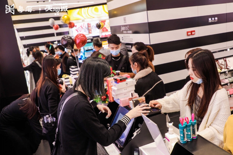 开业首日吸引了不少消费者前来.