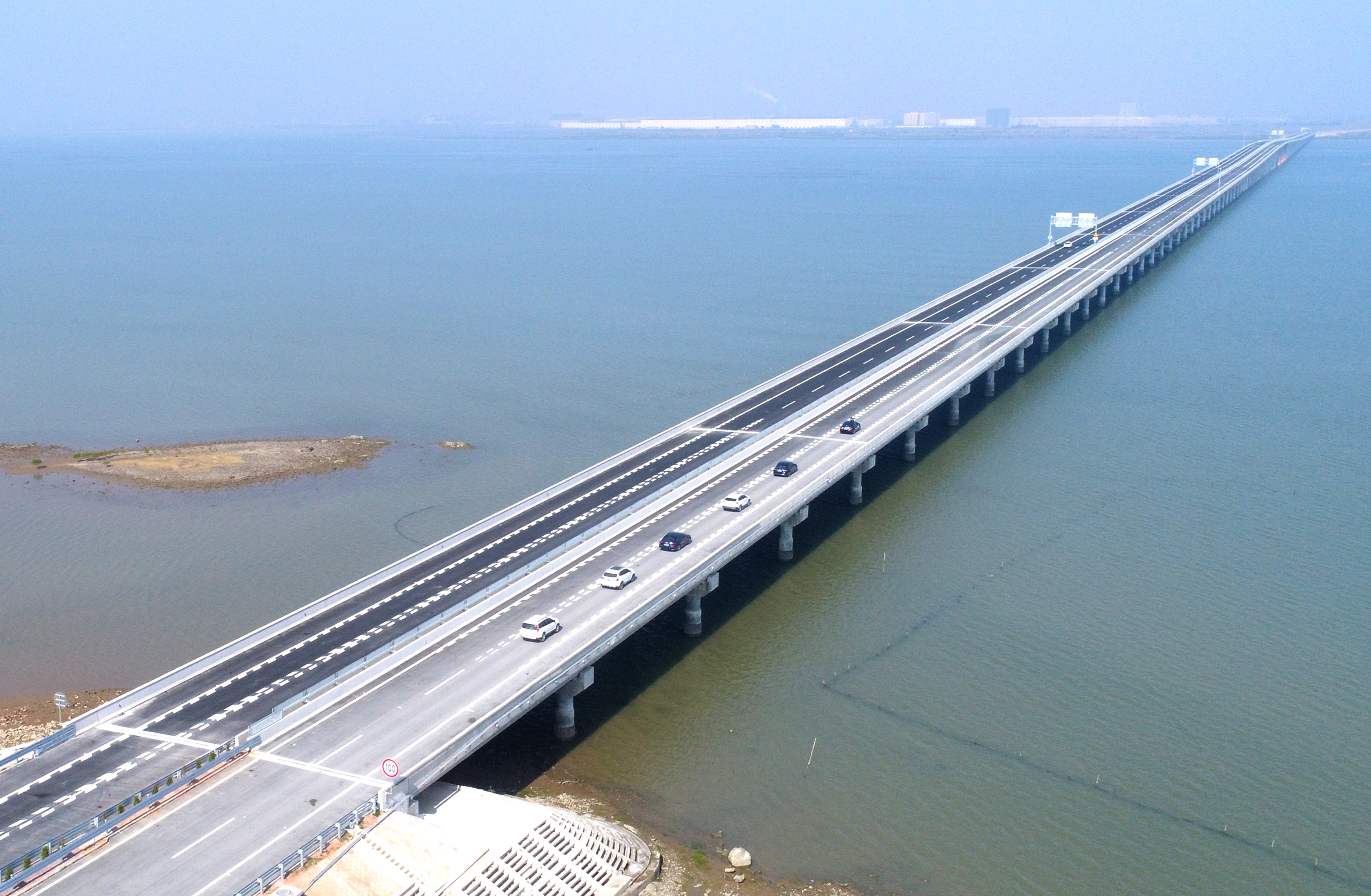 阳江海陵岛大桥建成通车131重点项目集中签约动工投产