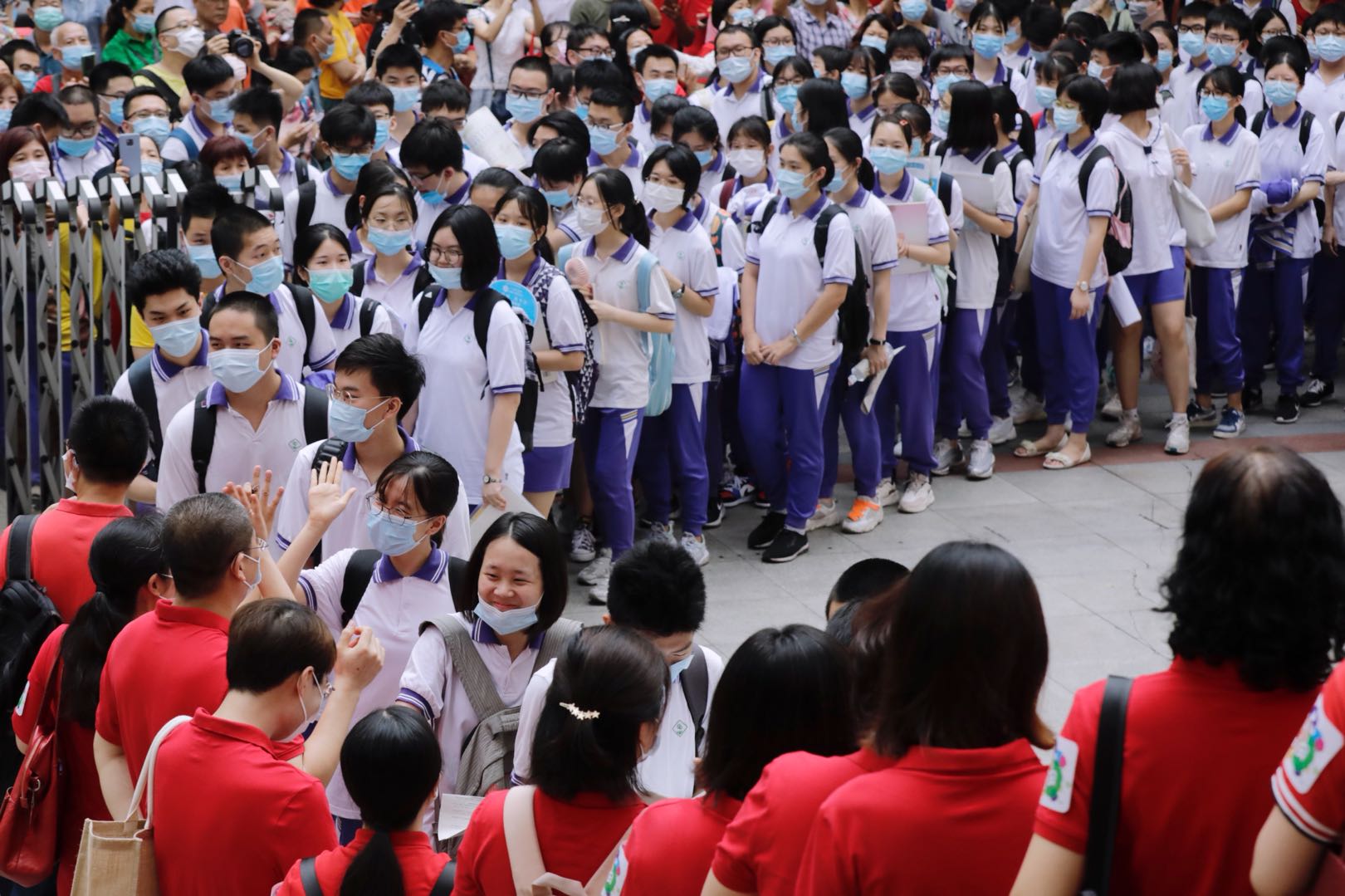 7月-7月8日,广州市第十六中学,高考生排队与老师击掌进考场.