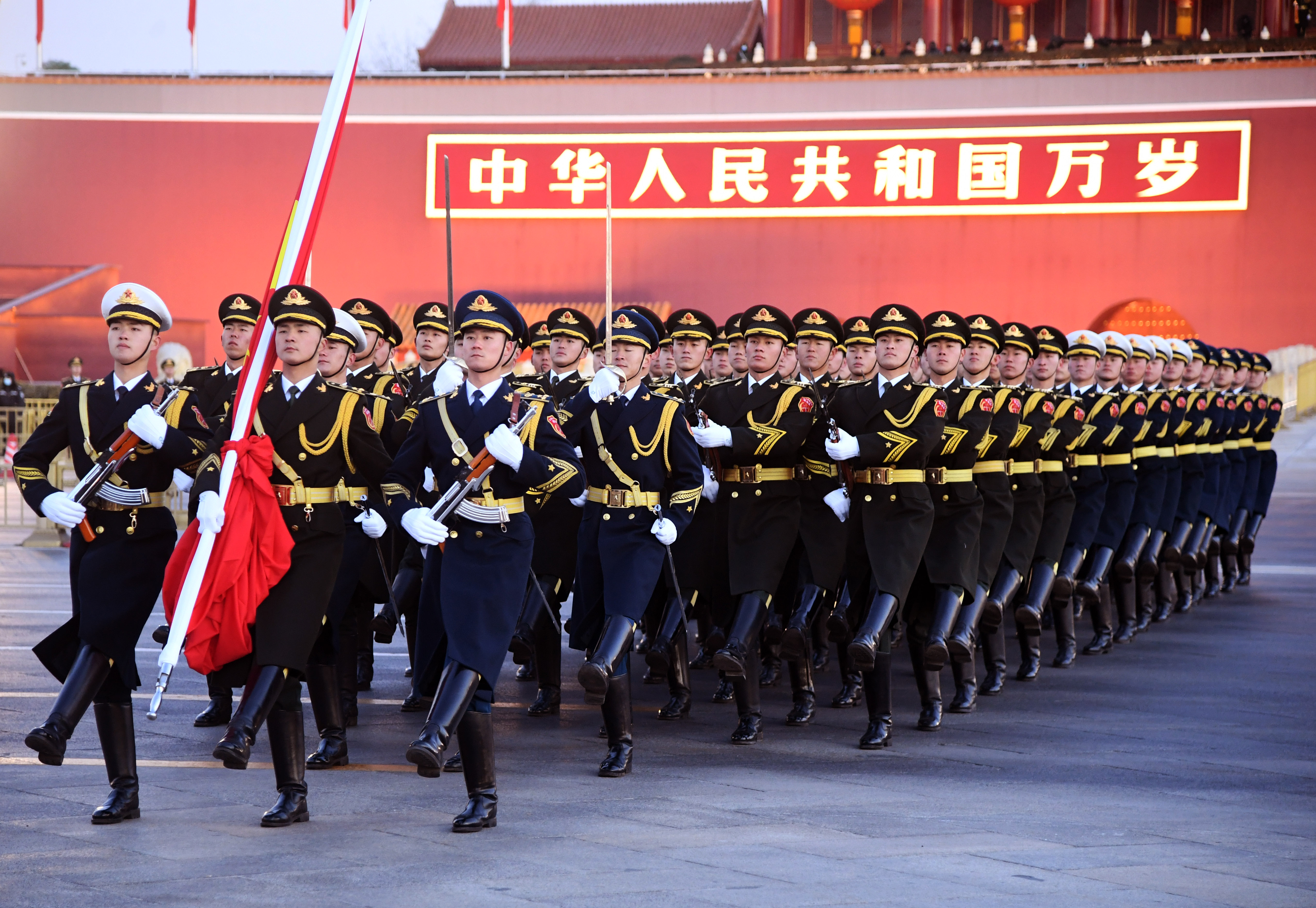 1月1日晨,北京天安门广场举行隆重的升国旗仪式.