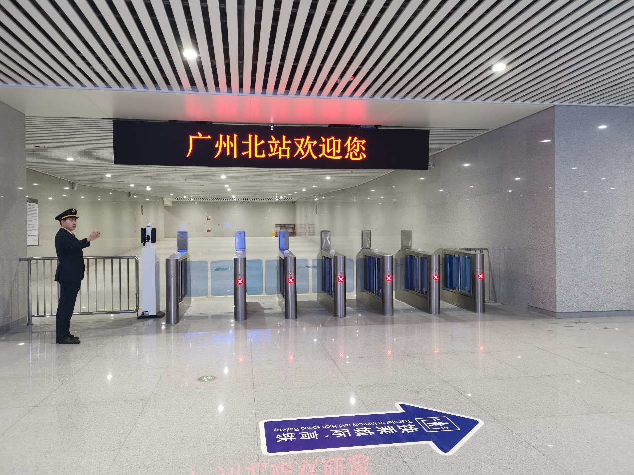 考虑到疫情期间乘车防护需求,今年春运广州南站站内安装了10多台扫