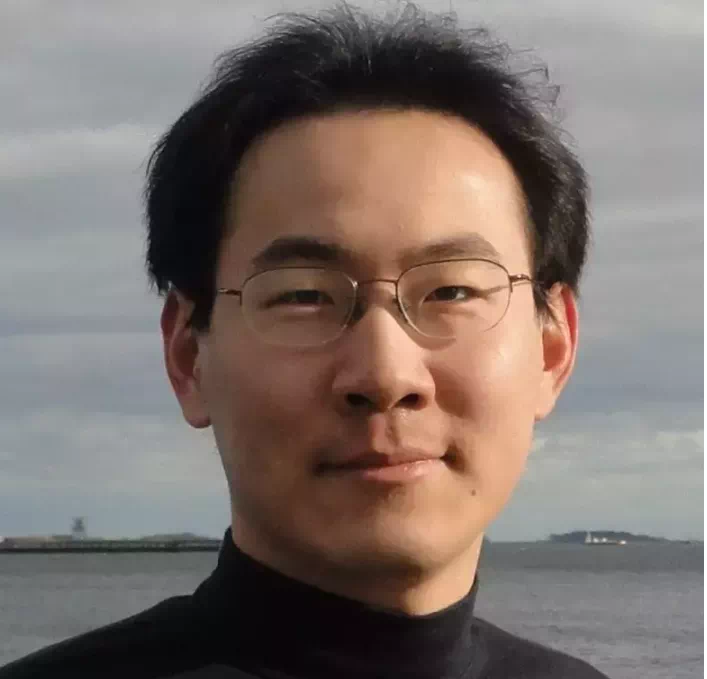 根据潘勤轩的社交媒体显示,他于2006年6月从上海到美国留学,于马里