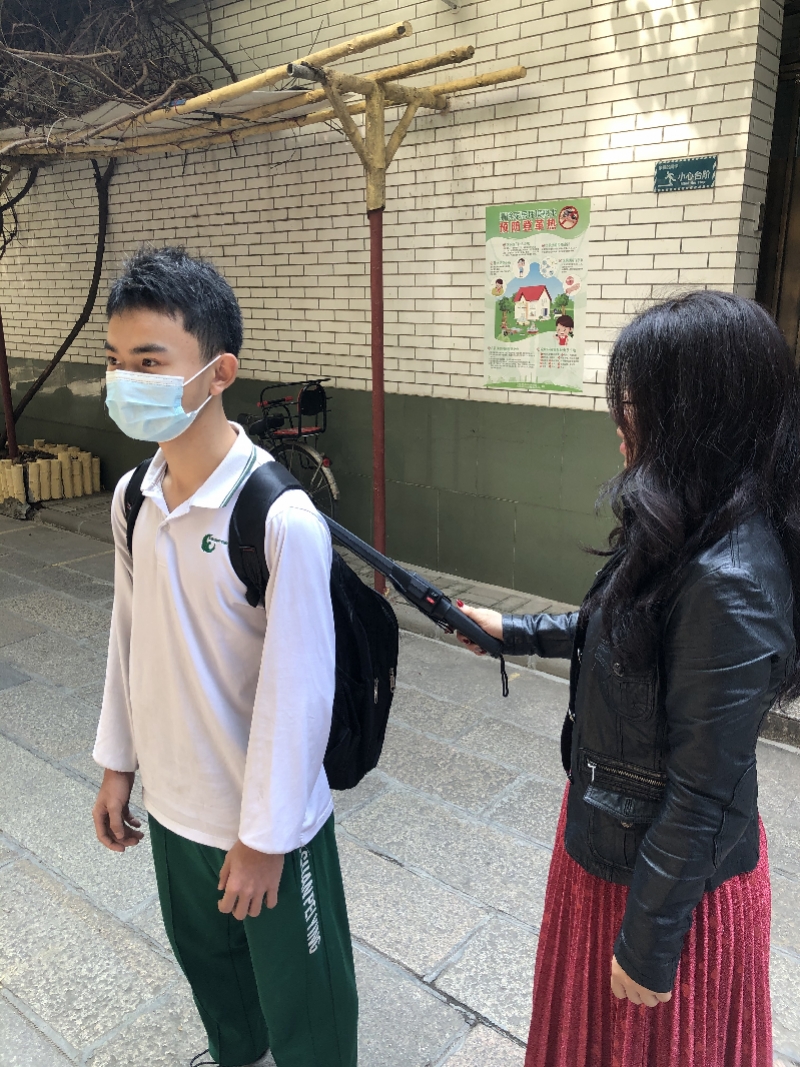 西关培英中学购置了金属探测仪,每天早上教师会在校门口进行手机检查