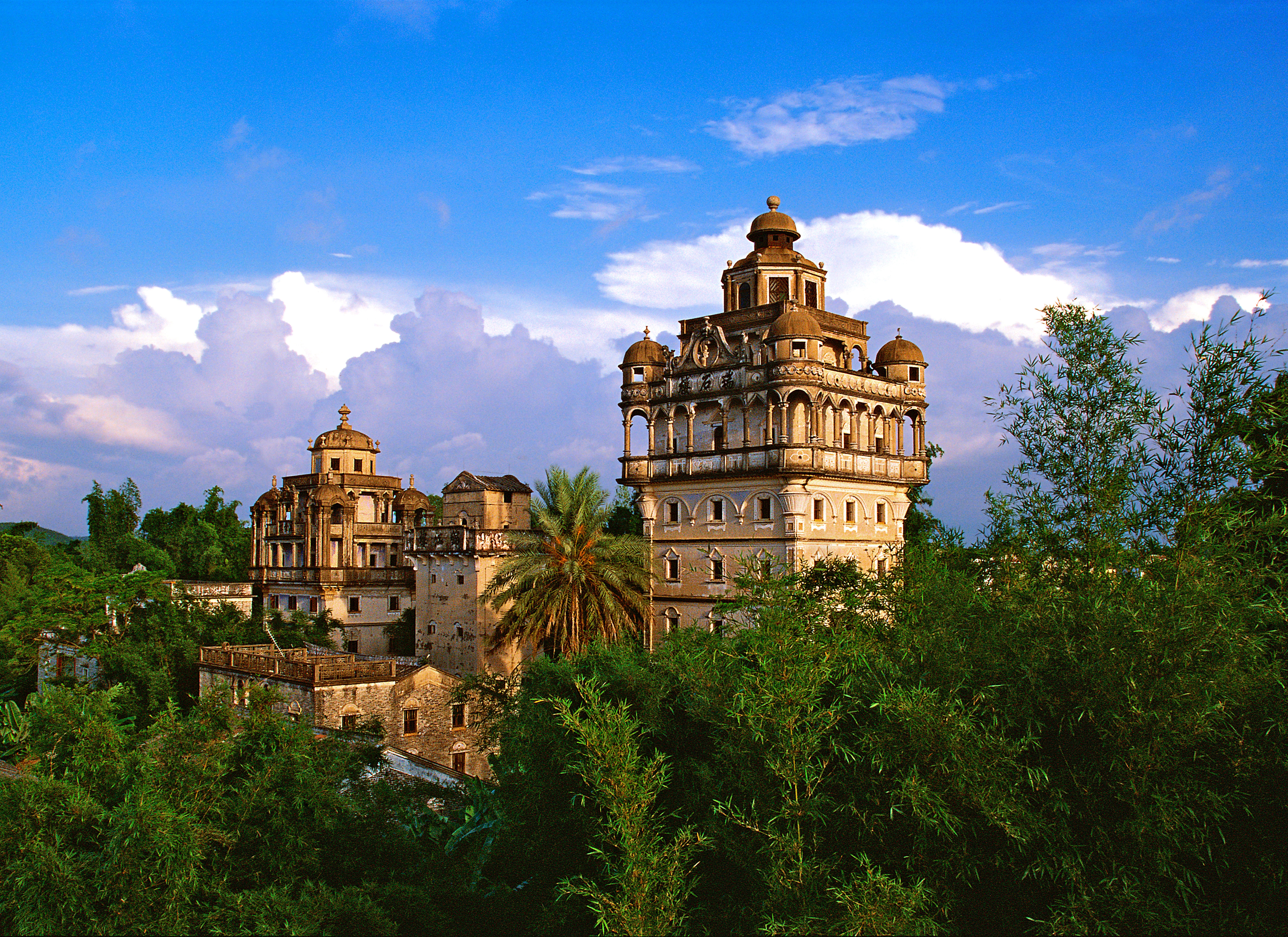 开平碉楼与村落江门市是粤港澳大湾区重要节点城市,有中国侨都的美誉