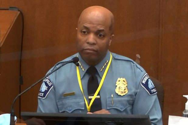 美国弗洛伊德案涉事警察局局长:白人警察暴力跪压行为违规