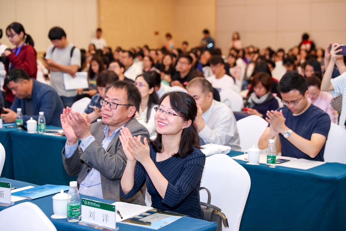 近年来,我市不断优化人才优先引进入户政策,大学生毕业5年内均可直接