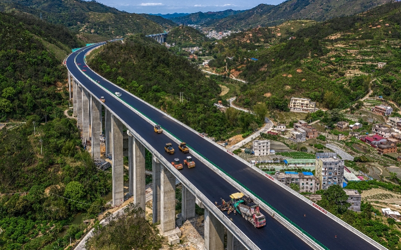 南方都市报:云茂高速主线沥青路面施工完成 预计今年年中建成通车