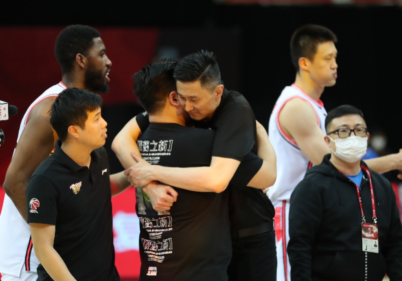广东东莞大益队球员主教练杜锋(右三)赛后庆祝夺冠 新华社发