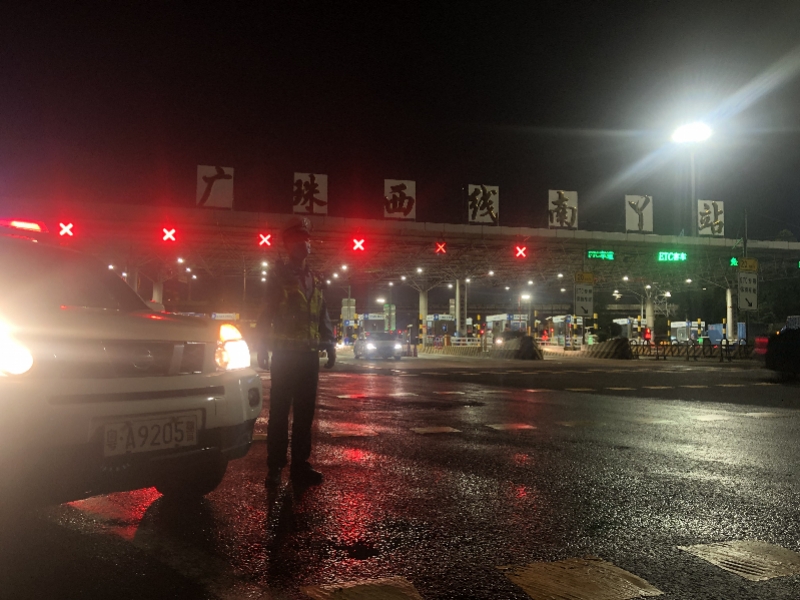 22时15分,广州交警高速一大队护送民警在约定地点广珠西线南丫收费站