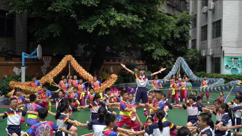 传统舞龙舞狮融入大课间,瑶台小学的学生个个都会舞狮