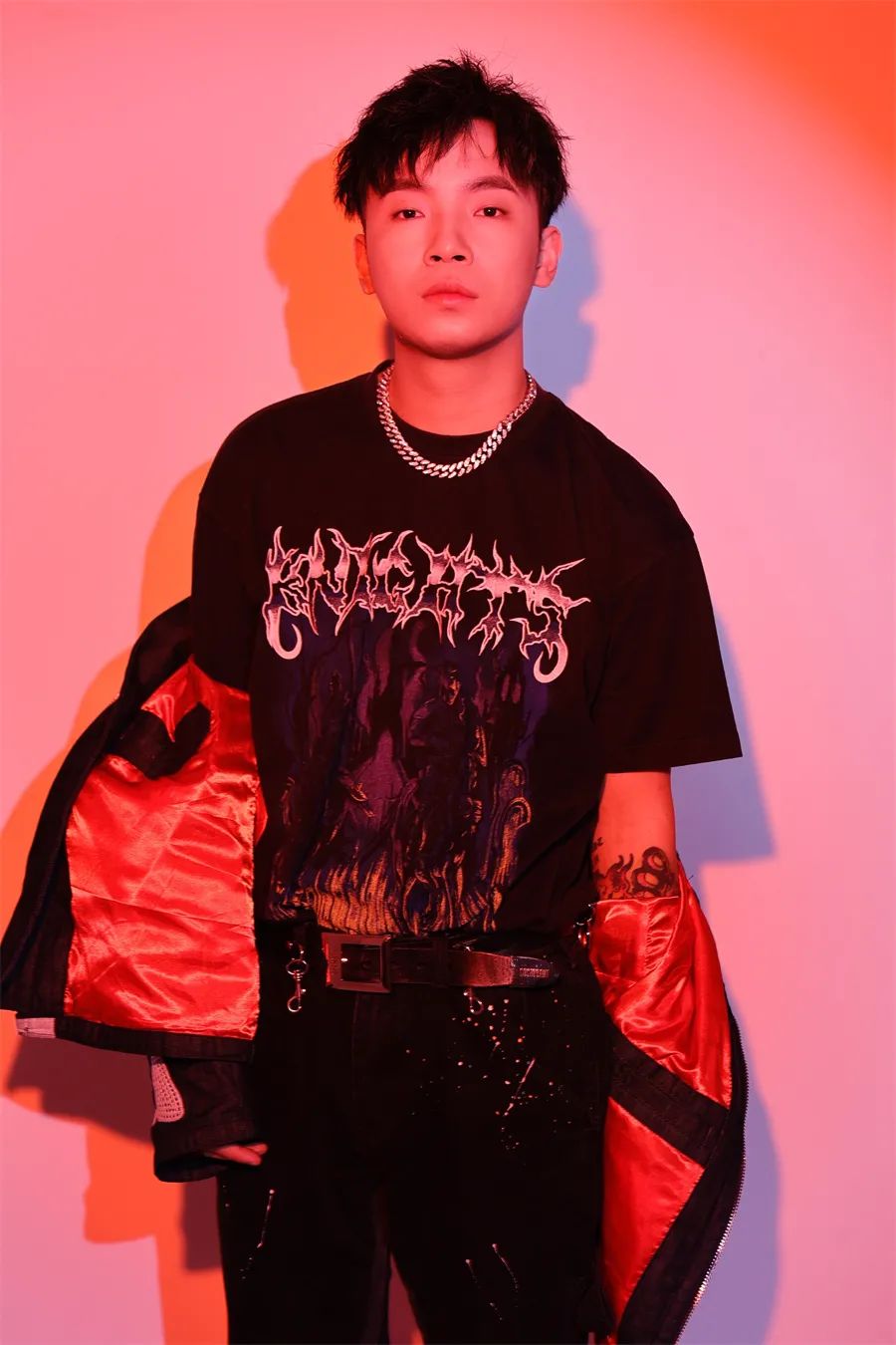 他是近年圈内备受赞扬的实力全能rapper,擅长new wave,melodic.