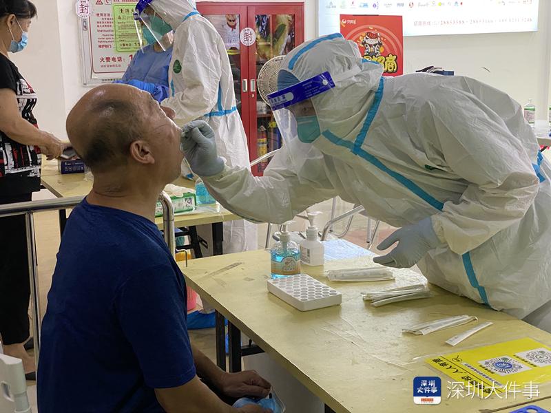 龙岗区核酸检测现场:有人给工作人员送凉茶,很暖心_深圳24小时_深新闻