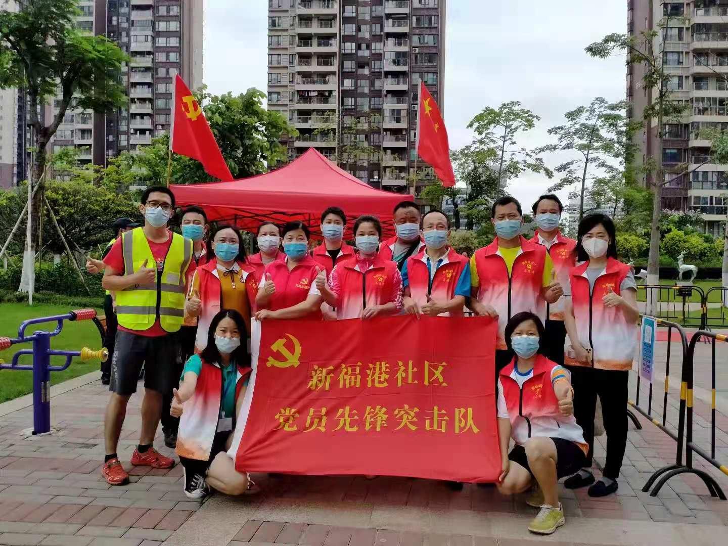 广州红马甲给小婴儿撑伞遮阳宝宝背后竟有3位抗疫家属