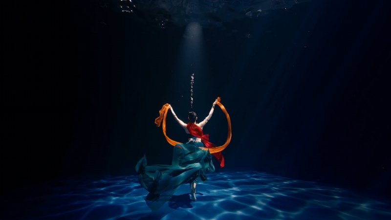 专访从广州走出来的水下洛神舞者:表演中会呛水能习惯性忍住