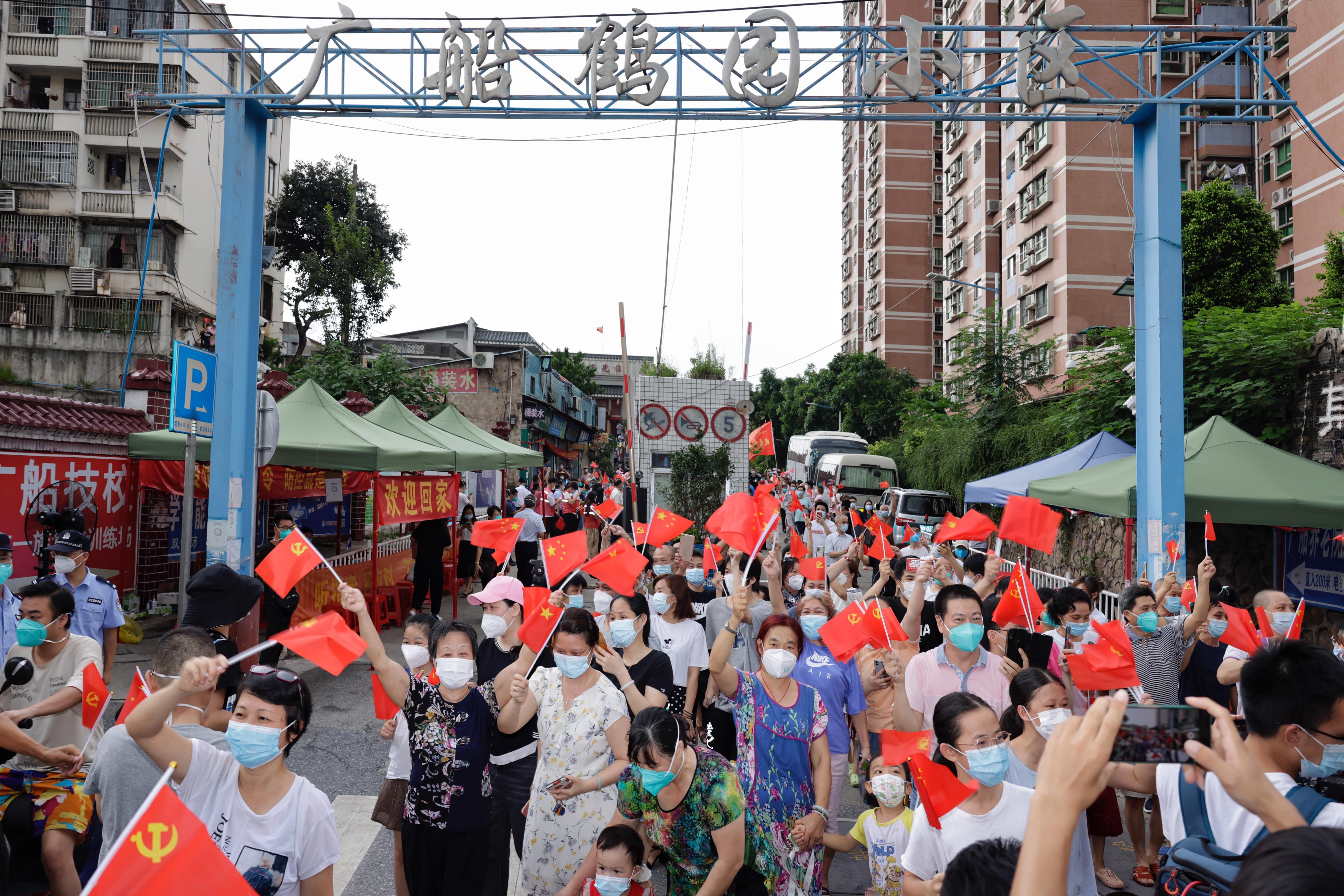 廣州最後一個管控小區鶴園小區解封居民結束隔離回家