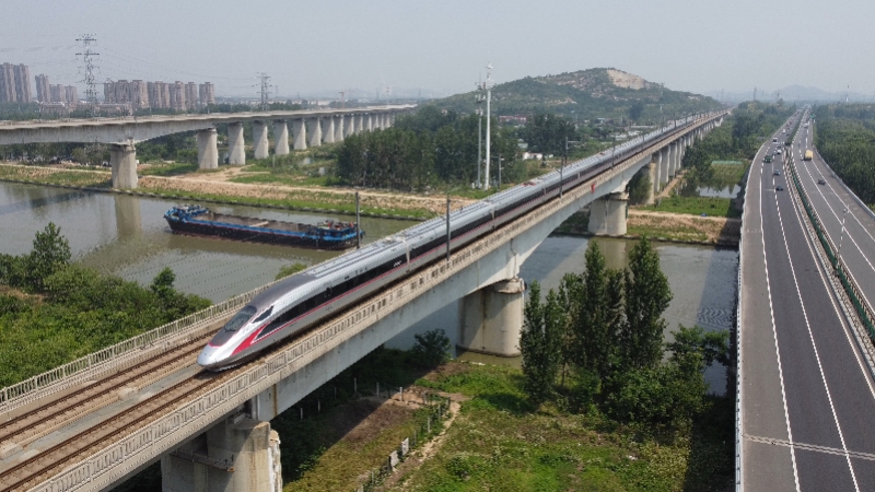 6月22日,复兴号动车组通过京沪高铁跨越京杭大运河徐州段.