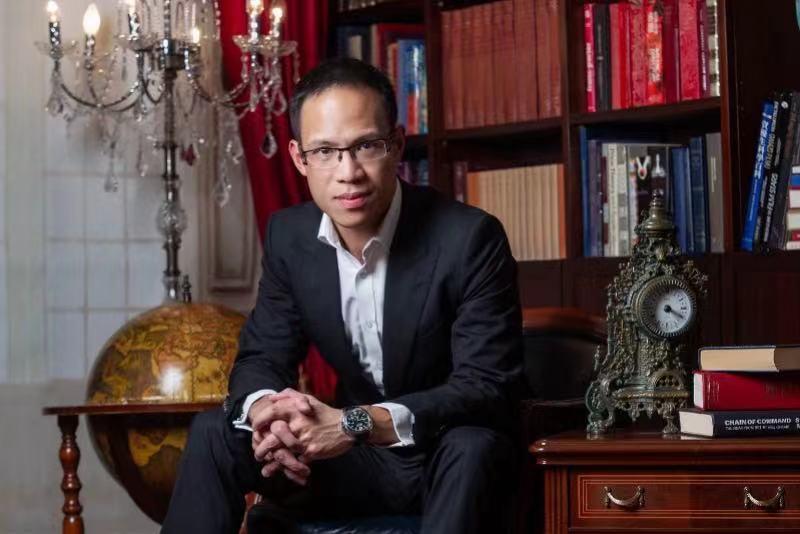 回访怒斥暴徒的香港律师陈子迁:国安法对恢复社会秩序作用大