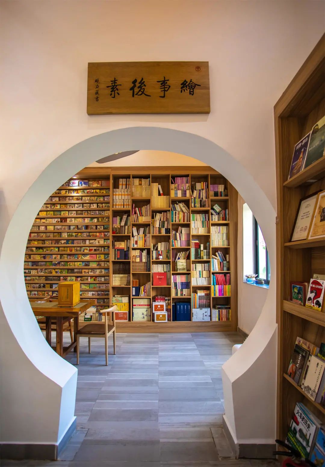 藏着由龙华区文化名家申晓力本人创立的国内罕有的私人图像藏书馆