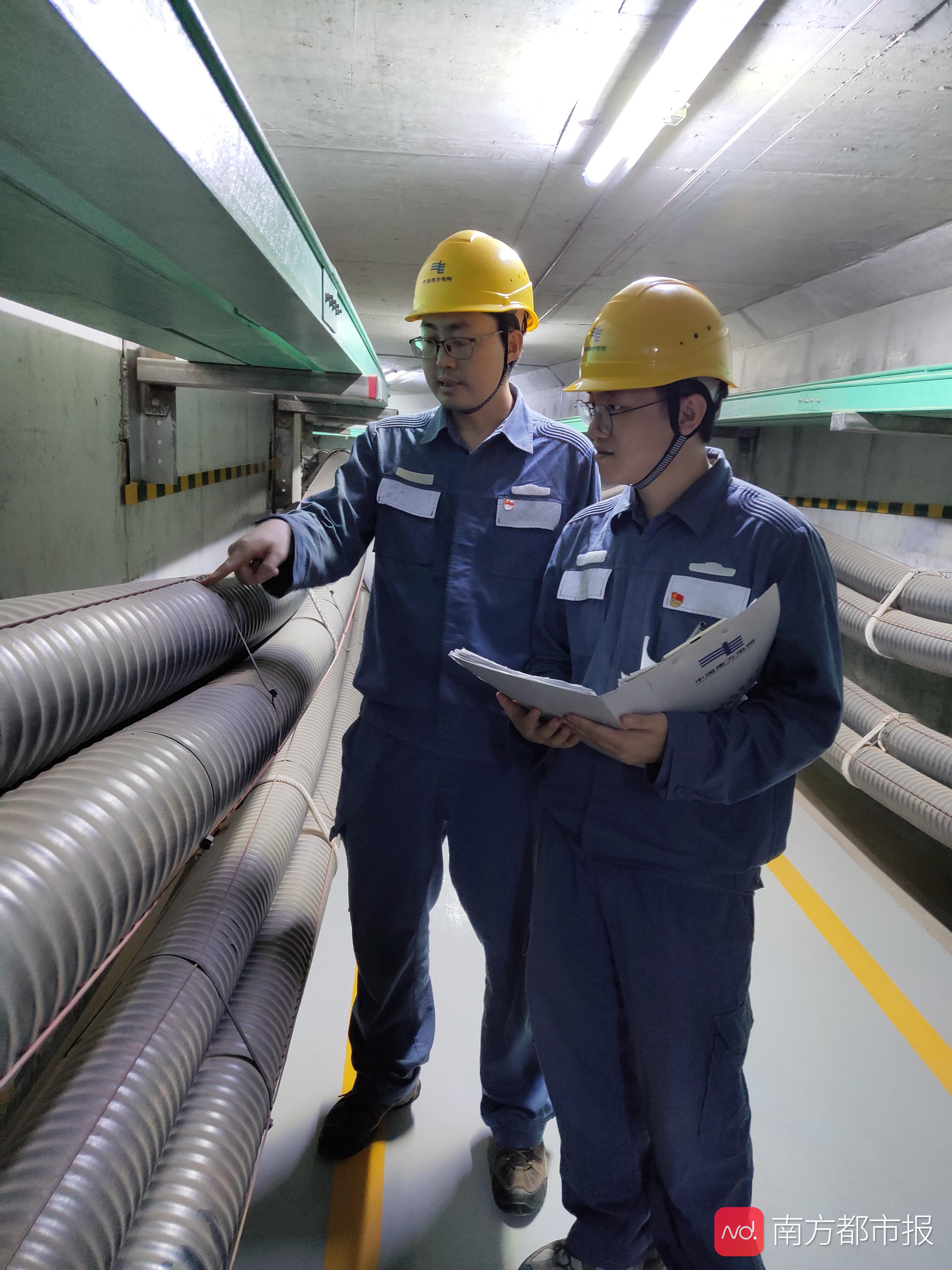 东莞供电局输电管理所工作人员在进行电缆隧道巡视(刘伟亮摄)"电力