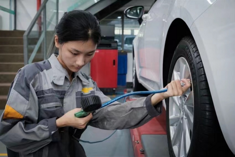 深圳汽修女孩爆火_深圳24小时_深新闻_奥一网