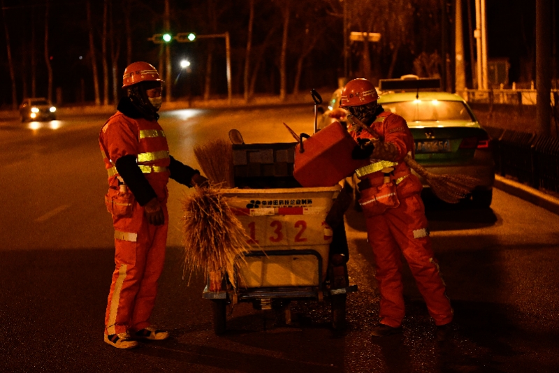 不少环卫工人在夜晚清洁城市道路路灯亮了,人心也亮了!