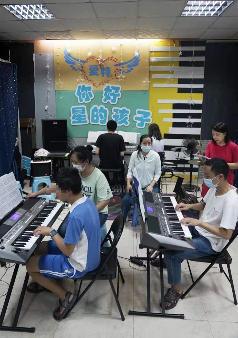 深圳24小时目前爱特乐团有13个孩子经常参加演出的孩子有10名孙莉莉