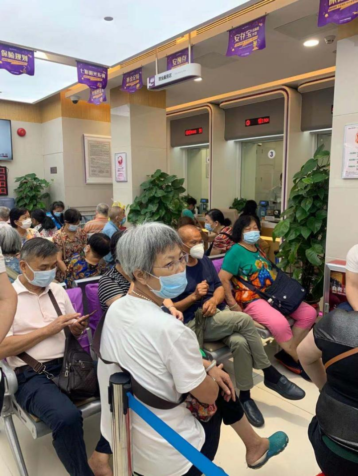 等候区满座(光大银行荔湾支行)