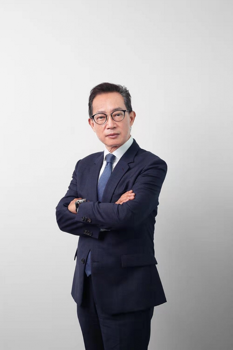 现香港执业大律师,原个人资料私隐专员黄继儿