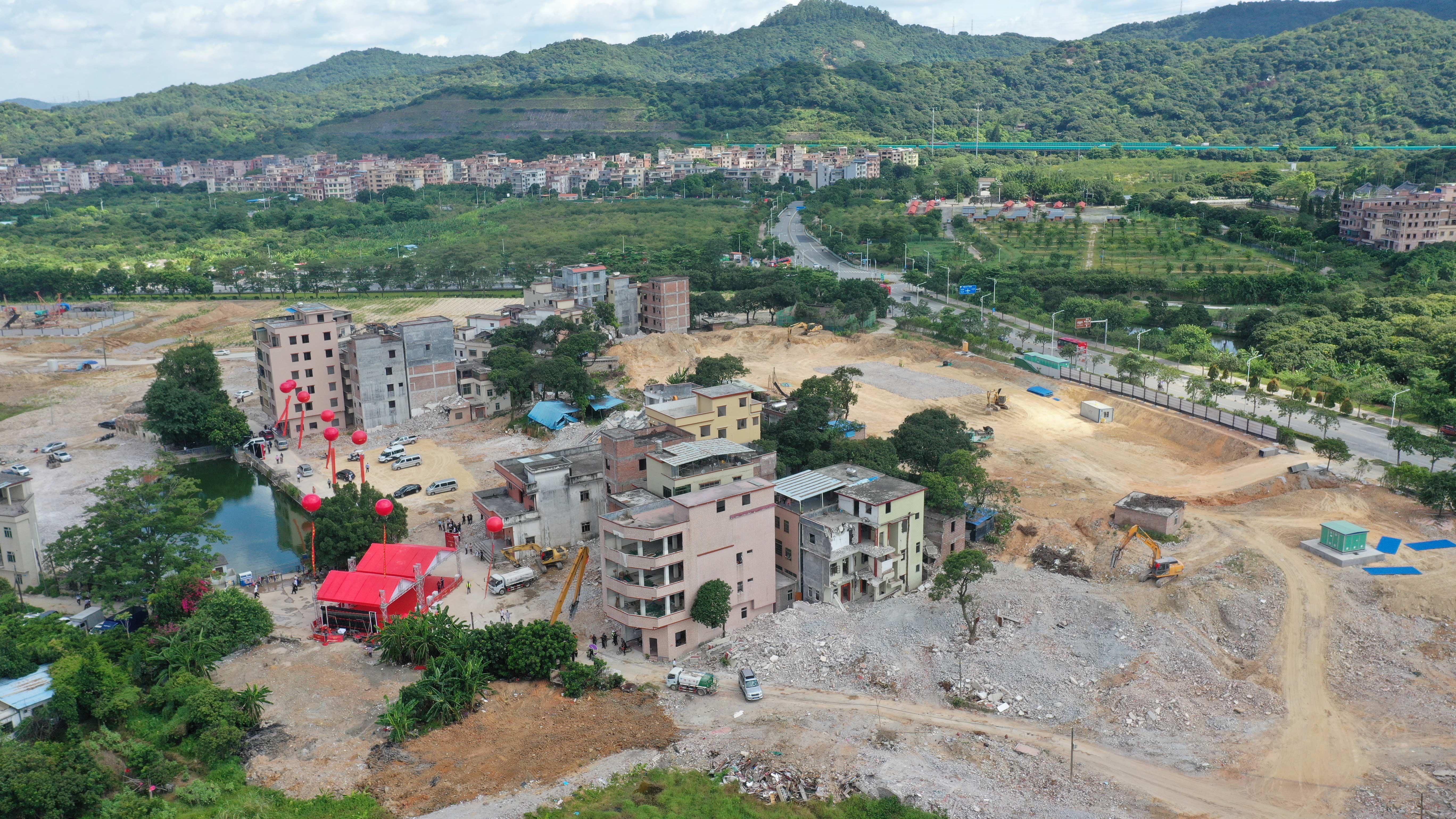 萝岗街萝峰社区旧村拆迁改造现场.jpg