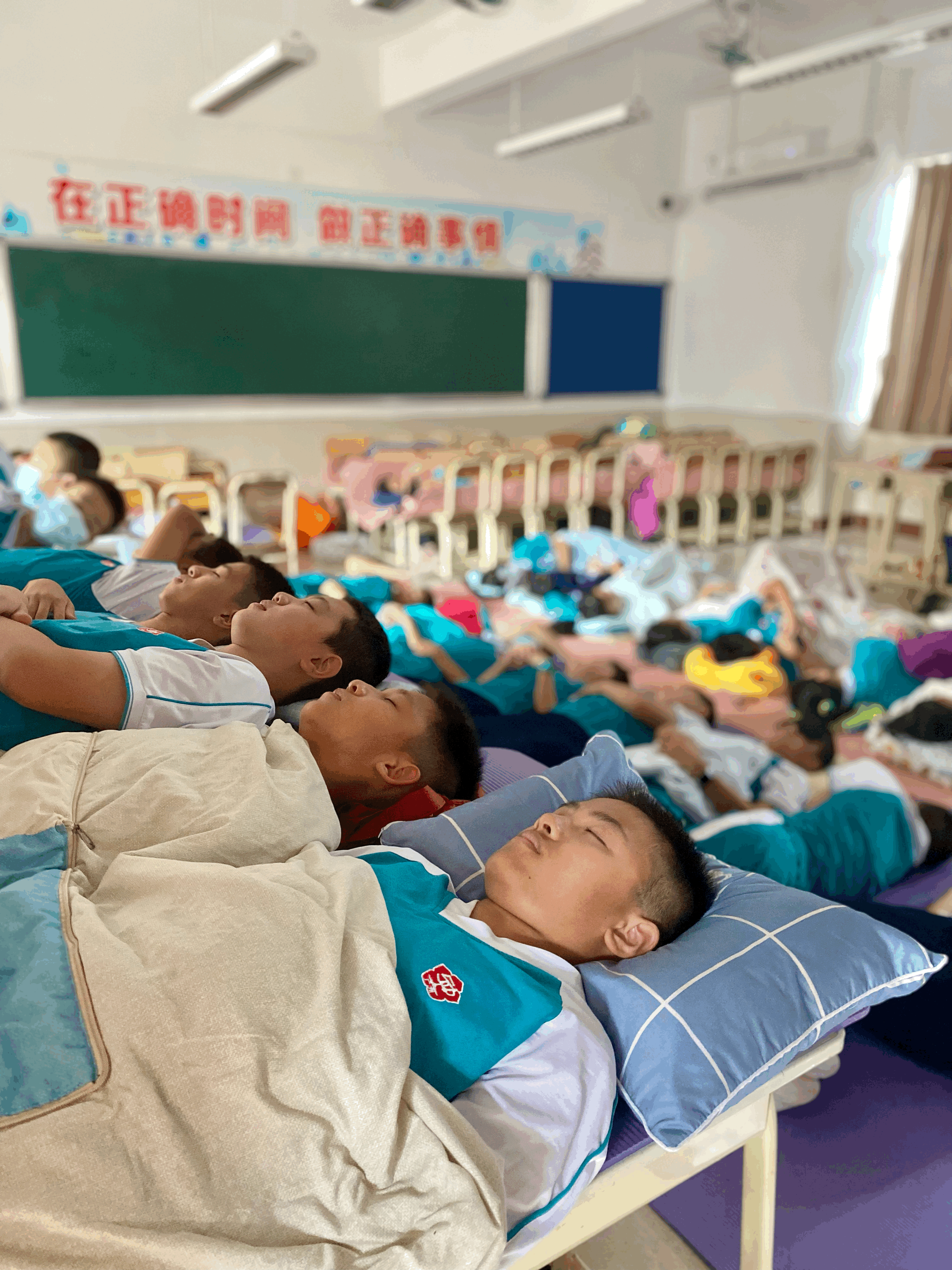 学生们的"午休床"分为三种:三张桌子拼成的,四张椅子拼成的和在地面上