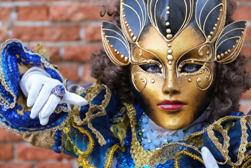 组图意大利威尼斯狂欢节进行中穿华服戴面具群体狂欢